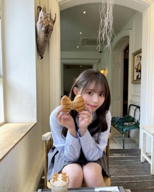 Rio Omori Instagram - ・
・
狎鴎亭にあるパン屋さん☕️‎🤍
お店の外観も店内も可愛すぎたよ...🎀

リボンクロワッサン🥐
中にチョコクリームが入ってて美味しすぎた🤤
・
・
#大森莉緒 #おーりお #おりおの食 #おりおの旅 #韓国 #韓国旅行 #渡韓 #ソウル #韓国カフェ #狎鴎亭 #ロデオ #リボンパン #instagood #good #travel #korea #cafe #mooni #먹스타그램 #음식 #맛있다그램 #인스타푸두 #옷 #좋아요 #여행 #서울 #홍대 #빠니드엠무니