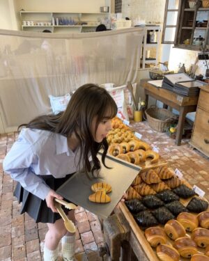 Rio Omori Instagram - ・
・
狎鴎亭にあるパン屋さん☕️‎🤍
お店の外観も店内も可愛すぎたよ...🎀

リボンクロワッサン🥐
中にチョコクリームが入ってて美味しすぎた🤤
・
・
#大森莉緒 #おーりお #おりおの食 #おりおの旅 #韓国 #韓国旅行 #渡韓 #ソウル #韓国カフェ #狎鴎亭 #ロデオ #リボンパン #instagood #good #travel #korea #cafe #mooni #먹스타그램 #음식 #맛있다그램 #인스타푸두 #옷 #좋아요 #여행 #서울 #홍대 #빠니드엠무니