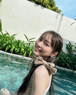 Rio Uchida Instagram - いえい🫣🦋

撮影の合間にプールで夏休み気分🏝️

#りおりなの旅 #リナティキー