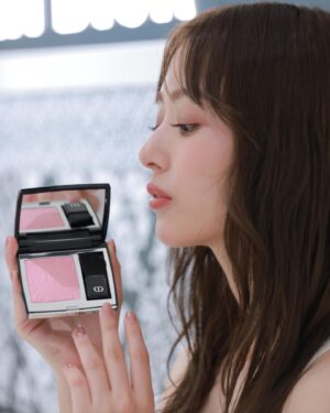 Rio Uchida Instagram - 🩷 @dior @diorbeauty 🩷

8/27まで開催中のイベント「ディオール ランデヴー パリ」へ伺いました。
クリスチャン・ディオールとゆかりのあるパリの街並みからインスパイアされた プラン ドゥ パリ コレクション。

この日はイベント限定色を使ってメイクアップしたよ。特にアイシャドウとネイルがお気に入り。キラキラで最高に可愛くて…デイリーにも特別な日にも使えそう！プレゼントにもぴったりです♡

パリにはまだ行ったことがなくて憧れの場所なので
いつか行けたらいいな〜🌟
伊勢丹 新宿店 本館 1F ザ・ステージにて開催中です。是非チェックしてね。

#supportedbydior #diorjoaillerie