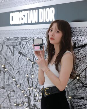 Rio Uchida Instagram - 🩷 @dior @diorbeauty 🩷

8/27まで開催中のイベント「ディオール ランデヴー パリ」へ伺いました。
クリスチャン・ディオールとゆかりのあるパリの街並みからインスパイアされた プラン ドゥ パリ コレクション。

この日はイベント限定色を使ってメイクアップしたよ。特にアイシャドウとネイルがお気に入り。キラキラで最高に可愛くて…デイリーにも特別な日にも使えそう！プレゼントにもぴったりです♡

パリにはまだ行ったことがなくて憧れの場所なので
いつか行けたらいいな〜🌟
伊勢丹 新宿店 本館 1F ザ・ステージにて開催中です。是非チェックしてね。

#supportedbydior #diorjoaillerie
