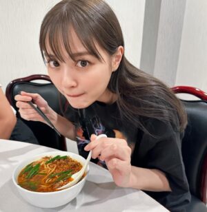 Rio Uchida Instagram - ずっと行きたかった名古屋の中華屋さん
 味仙で台湾ラーメン食べてきた！

みんなでシェアしたから0〜4辛を食べ比べ。
わたしショボすぎて普通の辛さで火を吹いて🔥
結局0辛のアメリカンを食べましたw

みんなは辛いのイケるーーーーー？

#味仙
#青菜炒め5秒で出てきた
#小袋とアサリ美味しすぎ
#手羽先辛すぎ
#全部うますぎ問題