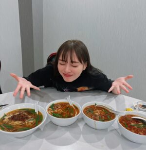 Rio Uchida Instagram - ずっと行きたかった名古屋の中華屋さん
 味仙で台湾ラーメン食べてきた！

みんなでシェアしたから0〜4辛を食べ比べ。
わたしショボすぎて普通の辛さで火を吹いて🔥
結局0辛のアメリカンを食べましたw

みんなは辛いのイケるーーーーー？

#味仙
#青菜炒め5秒で出てきた
#小袋とアサリ美味しすぎ
#手羽先辛すぎ
#全部うますぎ問題