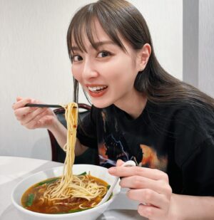 Rio Uchida Instagram - ずっと行きたかった名古屋の中華屋さん
 味仙で台湾ラーメン食べてきた！

みんなでシェアしたから0〜4辛を食べ比べ。
わたしショボすぎて普通の辛さで火を吹いて🔥
結局0辛のアメリカンを食べましたw

みんなは辛いのイケるーーーーー？

#味仙
#青菜炒め5秒で出てきた
#小袋とアサリ美味しすぎ
#手羽先辛すぎ
#全部うますぎ問題
