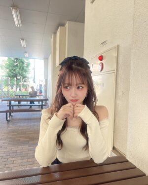 Ririka Moriwaki Instagram - 秋服だいすき〜🤍🤍
後2ヶ月で今年終わりだってー早すぎるね😖
.
.
.
.
.
@ri__k07n さんにパリジェンヌとアイブロウしていただきました☺️💓
理想のまつ毛になれて嬉しい〜💞💞【 @mosteyes_shibuya 】
頂いた、coco Cil のまつ毛美容液も愛用してます！、
ありがとうございました🫰🫶
@theshop_beauty_official 

美容院はずっと かっしーさん【@kurtkashi 】にお願いしてて今回はちょっとピンクぽくしてもらいました！かわいい！おきにいり！いつもありがとうございます🤭🤍

#PR#cococil #まつ毛美容液#まつ毛ケア
#まつ育 #kurt