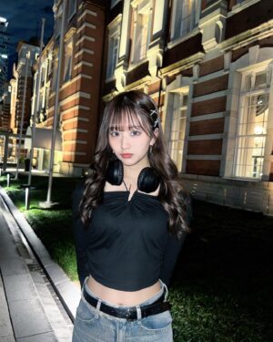 Ririka Moriwaki Instagram - 夜の東京駅だいすき‼︎
ままに外カメフラッシュで撮ってもらった〜📷

みんなのおすすめの東京スポット教えてください🥲🥲
.
.
.
最近の美容Day⛄️❄️

パリジェンヌアイブロウ
月一で絶対行ってるパリジェンヌを @une_fleur_yurika さんにしていただきました！
眉毛も綺麗に整えてくださりメイクがめちゃくちゃ楽になった〜〜💓
🏙【 @une_fleur_eyebrow  @une_fleur_eyelash 】

美肌サロン
先月からハーブピーリングを @unelimit_maika さんにやっていただいてて、ニキビ跡とか格段に良くなってて感動、、通い続けます！笑　🏙【 @unelimit_official 】

@honey_bust さんに今月もお邪魔しました！
なかなか自分ではケアすることができないのですごくよかったです🥲💓ぜんぜん痛くなくて寝ちゃいました😂😂

#pr  #beautyday