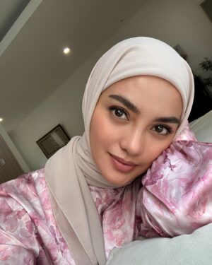 Ririn Ekawati Instagram - Assalamualaikum ☺️
di minta bu yaya posting dan harus sesuai urutanya. 
katanya photo ke 3 dan ke 4 matanya sama 😆🥰

selamat hari selasa
semangat terus ya… 
manusia tak pernah tau di mana letak rezekinya, 
tapi rezeki tak pernah salah di mana letak pemiliknya 👌🏻