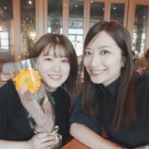 Risa Ozaki Instagram - やっと会えました🌼

.
#笹崎里菜
#やっとといいつつ月2で会ってたね
#黄色いガーベラ
#花言葉は「究極美」「究極の愛」「親しみやすい」「優しさ」
#考えてくれたことが嬉しい🥺
