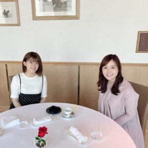 Risa Ozaki Instagram - 皆様、励ましのメッセージなど、
本当にありがとうございます。

会社を離れるご連絡をしたら、時間を作って会ってくれた方々がいたので、有難い記念として残しておきたいと思います。（完全に思い出アルバムです笑）

ZIP！担当時に「朝会」として仲良くして頂いていた、フジテレビの三宅さん、永島さん（＆ベビちゃん）、尊敬する桝さん。
そして、同じ大学の後輩・テレビ東京で活躍中の片渕茜ちゃん。局の垣根を超えての絆に感謝です🤝

また、笑点でペアを組ませて頂き、ずっとお世話になっている『東京のお父さん』、林家たい平師匠、
バゲットにも出演して下さり、大好きなコナンの主題歌も担当された美しい宇徳敬子さん。
お2人の励ましの歌声、耳に焼き付けました！！

そして、いつも寄り添ってくれる、底なしに優しくて偉大な先輩・水トさん。
可愛くてしっかり者の後輩、石川みなみちゃん、杉原凜ちゃん👧仕事前後に、忙しい中時間を作ってくれました。
東京に友達のいなかった上京してすぐの自分に、こんなに素敵な仲間ができるよ、と教えてあげたい…！！

改めて、東京に来て出会った皆様に、
沢山助けてもらいました。
支えてくれた全ての皆様に感謝です。

（一緒に写真を撮ってくれた方々も沢山いるので、そちらはのちほどストーリーに・・😌🌷）