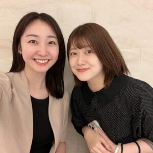 Risa Ozaki Instagram - 皆様、励ましのメッセージなど、
本当にありがとうございます。

会社を離れるご連絡をしたら、時間を作って会ってくれた方々がいたので、有難い記念として残しておきたいと思います。（完全に思い出アルバムです笑）

ZIP！担当時に「朝会」として仲良くして頂いていた、フジテレビの三宅さん、永島さん（＆ベビちゃん）、尊敬する桝さん。
そして、同じ大学の後輩・テレビ東京で活躍中の片渕茜ちゃん。局の垣根を超えての絆に感謝です🤝

また、笑点でペアを組ませて頂き、ずっとお世話になっている『東京のお父さん』、林家たい平師匠、
バゲットにも出演して下さり、大好きなコナンの主題歌も担当された美しい宇徳敬子さん。
お2人の励ましの歌声、耳に焼き付けました！！

そして、いつも寄り添ってくれる、底なしに優しくて偉大な先輩・水トさん。
可愛くてしっかり者の後輩、石川みなみちゃん、杉原凜ちゃん👧仕事前後に、忙しい中時間を作ってくれました。
東京に友達のいなかった上京してすぐの自分に、こんなに素敵な仲間ができるよ、と教えてあげたい…！！

改めて、東京に来て出会った皆様に、
沢山助けてもらいました。
支えてくれた全ての皆様に感謝です。

（一緒に写真を撮ってくれた方々も沢山いるので、そちらはのちほどストーリーに・・😌🌷）