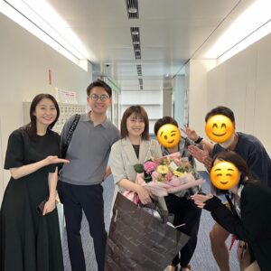 Risa Ozaki Instagram - 【ご報告】
今月末をもって、日本テレビを退社します。
入社から9年3ヶ月、ZIP！、バゲット、キユーピー3分クッキングをはじめ、沢山の番組に関わらせて頂き、育てて頂きました。多くの挑戦の場を与えて下さった日本テレビには、感謝の気持ちでいっぱいです。

就職を機に上京した私にとって、東京はもちろん、日本テレビ社屋も迷路のようで、よく道に迷いました。
訛りやアクセントの違いをなかなか克服出来ず、先輩方からすると、こんなに手のかかる新人も珍しかったのではないかと思います…熱心にご指導頂き、心から感謝しています。

退社前にとても嬉しかったことがありました！
6月の最終週に、6年前までレギュラーを務めていたZIP！に、街録コーナー担当としてロケに加え、スタジオにも呼んでもらいました。
育休後、生放送に出演する機会はありませんでしたが、最後に、水トさんをはじめ、大好きなアナウンス部のメンバーと一緒に仕事が出来ました…！！
温かくて居心地が良くて、懐かしかったです。🌷

そして、レギュラーを務めていたDayDay.ナレーション最終日には、わざわざ同期の平松と、チューターを担当した杉原凜ちゃんが来てくれました！バゲット時代のスタッフさんや、会いたい人達に一気に会えて、最終日にやっと、退社の実感が沸きました。

日本テレビで、
沢山の人に支えられ、沢山の優しさの中で仕事が出来たことは、一生の誇りです。

これからも仕事は続けていきます。その中で、将来的に、大切な故郷である福岡で生活、仕事もしていきたい、という目標に向かって歩んでいく予定です。
今すぐに福岡に引っ越すことは難しそうなので、どのように歩んでいけるか、試行錯誤の日々となりますが、これまでの経験、頂いた沢山の愛情を糧に、家族で力を合わせて進んでいこうと思います。

これまで日本テレビを通してお目にかかった皆様、本当にありがとうございました。
形は変わりますが、これからもどうぞよろしくお願い致します！

2024.06.30
尾崎　里紗