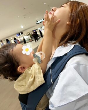 Risa Ozaki Instagram - ワンオペ飛行機の日✈️

歩きたい盛りの息子👦
暑いし重いしで、最近使うことも減っていた抱っこひもを久しぶりに使ったら、
目の前のあごが面白かったみたいで
何度も顎クイされるのでした。

.
#激しすぎてキュンとはしなかった
#初の顎クイ
#子連れ飛行機　#ワンオペ飛行機　#1歳半　#1歳半育児