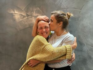 Rita Ferro Rodrigues Instagram - ✨insónia ✨
Tenho umas saudades loucas tuas, este ano ensopei umas quantas almofadas com lágrimas a contar -te as minhas peripécias e depois adormeci à espera da  tua orientação e sorriso e  chegaram sempre. Invadias -me os sonhos . É que o amor cura e eu sinto -te ao pé de mim, dos meus, dos teus, dos nossos, com esse sorriso que é uma varanda para o universo (onde me sento tantas vezes contigo logo após adormecer e aninhadas, damos as mãos).
Sim, é no sorriso que te procuro e encontro. 
Por aqui continuamos a lutar, a fazer tudo , todos, para sermos felizes e vivermos  intensamente com o coração como único juiz, como nos ensinaste. 
Lastro estelar de amor que nos  cuida e cura , é como te sinto. Obrigada bonita ❤️

2 anos ✨