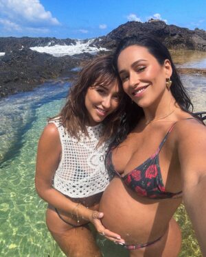 Rita Pereira Instagram - E pronto, estas são só para deixar as memórias de umas férias em família super zen. 
Das praias mais bonitas que estive. Água quente e cristalina para onde quero voltar em breve.

O meu pai também ficou fã mas, tal como eu, triste por não comermos lapas (estava proibida a apanha 😫😫😫) portanto estamos à procura das melhores lapas grelhadas do continente!!! Queremos dicas 😉

Ahhhh e também estou à procura de um Dragoeiro para plantar no meu jardim!!! Achei lindosss!!!

Até já Porto Santo 🫶🏾🌴

#portosanto #islandlife #portugal #travel #family #familyvacation #love