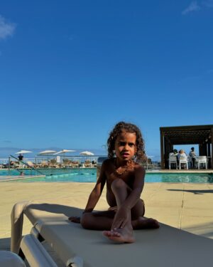 Rita Pereira Instagram - Estão a ser dias tão tranquilos e bem passados em família. 
Obrigada @vilabaleira por esta paz 🤎

#portosanto #madeira #vilabaleira #vilabaleirasuites #familytrip #familyvacation #parceria