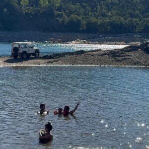 Rita Pereira Instagram - Nasci e cresci em frente à praia mas desde bebé que passei férias no campo, em ribeiras, praias fluviais, fosse em casa dos meus avós na Beira Beixa, fosse a acampar por Portugal. 
Sempre disse que seria algo que quereria partilhar com os meus filhos. Estou a cumprir a promessa e o Lonô também está a adorar. Já estou ansiosa para que tenha idade de ir para os escoteiros ✌🏾

Passei dias maravilhosos aqui em Pedrógão Grande (e arredores). Obrigada @bernardorgoncalves e @tiagocareto 🤎

Do que gostam mais nas férias, praia ou campo?!