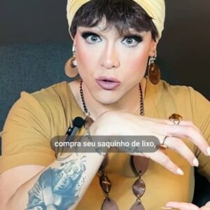 Rita von Hunty Instagram - Trecho do nosso último vídeo: AGROTÓXICO E COLONIALISMO QUÍMICO

O que a aprovação da PL do veneno e o aumento do consumo de ultraprocessados no Brasil têm em comum?
São duas faces da mesma moeda, veneno no seu organismo!

Fique por dentro de outros venenos no relatótio TEM VENENO NESSE PACOTE organizado pelo IDEC.