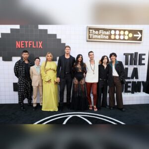 Ritu Arya Instagram - to my umbrella family - it is truly incredible to get to celebrate this experience of a lifetime with all of you. forever grateful to everyone - the fans, the cast, the crew - I love you all. 

now let’s do this thing, lila’s got a few more disguises left in her. TUA S4 this thursday aug 8th 💜

Hair: Kiki Heitkotter - @kikihaircutter 

Makeup: Kat Thompson - @kattthompson 

Styling: Sonia Young - @soniayoungstyle

Art by @trixirita
