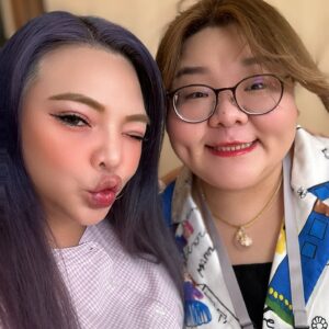 Riva Chang Instagram - 結束了幾天在 #福州  的直播行程！
一樣是充滿愛的團隊❤️
像家人們的戰隊❤️
感謝福州這個～有福之州！！

現在我們即將前往下一個城市為大家效命！
繼續帶給大家更多溫暖與歡樂❤️

現在我們即將前往 #廈門 也期待有機會與大家相遇！
現在開始的每一次都很期待會到那裡與大家見面，帶給大家不同的美景跟故事！

也請大家多多支持我們～也恭喜我們昨天又
 #爆單啦 🎉

謝謝米苔目的乾阿公一路的照顧 @lei.wang 

另外我的兩件衣服都是來自～
@ob_design  @ob_cloudgirl 
棉花糖女孩的天堂👍🏿