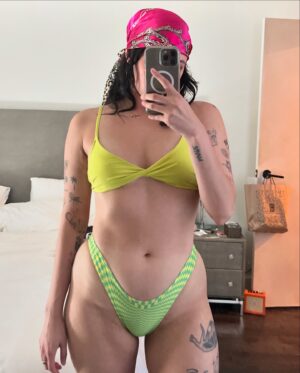 Rivkah Reyes Instagram - working it out on the remix with the girl in the mirror 💚