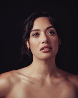 Rivkah Reyes Instagram - some things i saw on the internet & irl that made me ✨feel alive✨this week & devastatingly gorgeous photos of me by @selashiloni with glam by @_beautybygg_