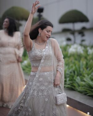 Riya Deepsi Instagram - Beautiful moments captured at a beautiful wedding @ratnesh13 @pranjul__1411 ✨✨💕
Yaar ki shaadi be like 😁
#love#friendship#fun#wedding#explore#bigfatindianwedding#light#blessing#explore#riyadeepsi