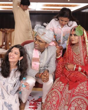 Riya Deepsi Instagram - Beautiful moments captured at a beautiful wedding @ratnesh13 @pranjul__1411 ✨✨💕
Yaar ki shaadi be like 😁
#love#friendship#fun#wedding#explore#bigfatindianwedding#light#blessing#explore#riyadeepsi