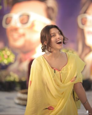 Riya Deepsi Instagram - Beautiful moments captured at a beautiful wedding @ratnesh13 @pranjul__1411 ✨✨💕
Yaar ki shaadi be like 😁
#love#friendship#fun#wedding#explore#bigfatindianwedding#light#blessing#explore#riyadeepsi