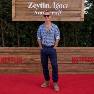 Riza Kocaoğlu Instagram - Biricik Zeytin Ağacı’mız şimdi 2. Sezonu ile sizlerle ve sadece @netflixturkiye de. #anotherself 

Bu gece için çok teşekkür @emreerdemoglu 🌺