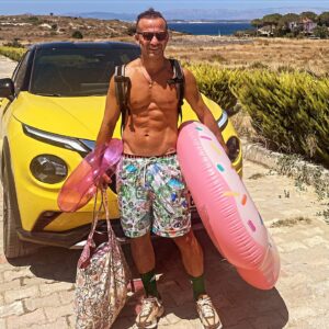 Riza Kocaoğlu Instagram - Bu yaz  epey rock’n roll geçiyo be 😎🌞 💛🌺 

@nissanturkiye 
#yenijuke #JUKElandın #Nissan #YouveBeenJUKED 

#işbirliği