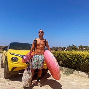 Riza Kocaoğlu Instagram - Bu yaz  epey rock’n roll geçiyo be 😎🌞 💛🌺 

@nissanturkiye 
#yenijuke #JUKElandın #Nissan #YouveBeenJUKED 

#işbirliği