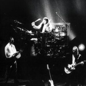 Robert Fripp Instagram - On this day in 1995, King Crimson was performing in Den Haag.
[Details and download via link in stories]
Sid Smith: They really enjoyed this one![endtease]If you listen carefully at the end of a particularly convincing rendition of LTIA Pt.II you can hear the excitement (or perhaps relief?) of the band at the end of the gig as they congratulate each other and decide to do yet another encore!

#kingcrimson #kingcrimson1995
