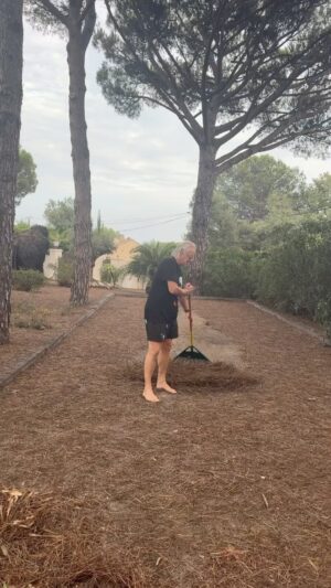 Robert Geiss Instagram - Ja aufräumen nach dem Sturm auch in Saint-Tropez hat’s gewendet, gedonnert und geregnet nicht nur auf Mallorca und auf Ibiza. Auch an der Kota Süher haben wir einiges vom Unwetter mitbekommen aber wir kriegen das in den Griff ein wunderschönes Wochenende @robertogeissini