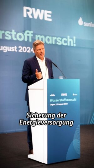 Robert Habeck Instagram - Zurück aus der Sommerpause und erstmal zwei Termine zur (Energie)zukunft des Landes. Let’s go forward! Mehr im Video ⚡️