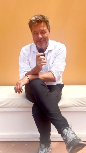 Robert Habeck Instagram - Weil es genau das in einer Demokratie braucht: Zeit zum Reden. Am 20. August mit euren Fragen.

👉 Anmeldung: bmwk-events.de/zeit-zum-reden