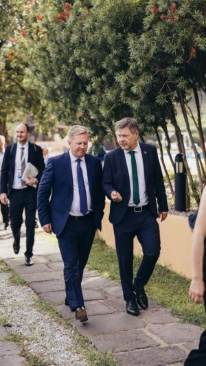 Robert Habeck Instagram - Kalabrien, G7 und Gedanken zu Handel und Politik.