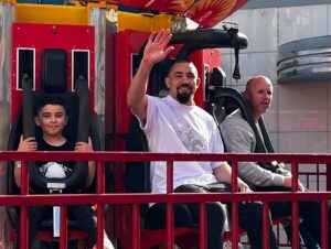 Robert Whittaker Instagram - More tiring than fighting…🤣 Amazing fun but time to get back to the gym 👊🏽

#lunaparksydney