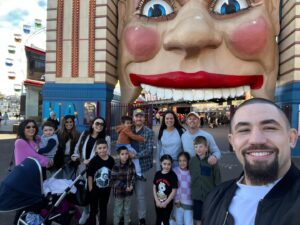 Robert Whittaker Instagram - More tiring than fighting…🤣 Amazing fun but time to get back to the gym 👊🏽

#lunaparksydney