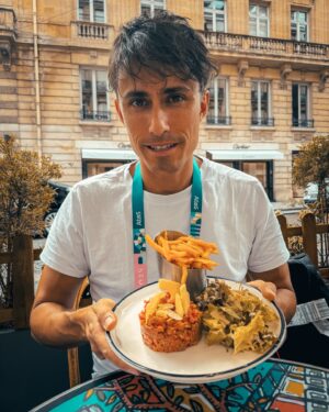 Roberto Cox Instagram - 🇫🇷 Seguimos a full con la cobertura de los JJOO en París.
📸 En las fotitos les dejo mi plato favorito en las calles parisinas: el tártaro con papas fritas. Un clásico de la gastronomía francesa. 
🎤 Y mi encuentro con Celine Dion. Casi me revela el secreto de su presunta participación en la apertura. Jajaja 🤣 
📡 Este viernes estaremos con todos los detalles de la ceremonia de apertura, las estrictas medidas de seguridad en las calles y las sorpresas de una jornada histórica. Todo por la pantalla de CHV, el canal de los Juegos Olímpicos.
🙌 ¡Los espero! Je vous attend!