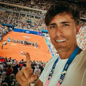 Roberto Cox Instagram - 💭Se terminan unos JJOO que jamás olvidaré. Fue una tremenda experiencia profesional y humana que guardaré por siempre.
📡 Ser testigo de grandes momentos del deporte. El oro de Djokovic, la final de los 100 metros planos y poder presenciar todo tipo de competencias con los mejores del mundo fue un sueño.
😊 Estar en uno Juegos Olímpicos era un gran pendiente y finalmente lo cumplí. 
👏 Quiero destacar el enorme trabajo de @jcpere02 quien me acompañó con la cámara en toda esta travesía. ¡Felicitaciones! ¡Gran trabajo!
📺 Y agradecer enormemente a Chilevisión por haber confiado en mí para esta cobertura. Desde que llegué al canal he tenido el tremendo honor de representar al canal en una Copa América, un Mundial y ahora unos Juegos. ¡Qué suerte la de estar en el canal del deporte! De verdad muchísimas gracias a los que se la jugaron por estar presentes acá en Paris.
🇫🇷 Por lo visto todo me trae una y otra vez a Francia. ¿Me querrá decir algo el destino? Jajaja
🙏🏼 Merci à tous pour votre soutien. Maintenant je pars en vacances. À bientôt!