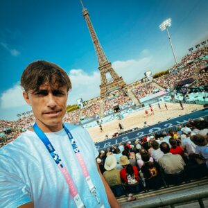 Roberto Cox Instagram - 💭Se terminan unos JJOO que jamás olvidaré. Fue una tremenda experiencia profesional y humana que guardaré por siempre.
📡 Ser testigo de grandes momentos del deporte. El oro de Djokovic, la final de los 100 metros planos y poder presenciar todo tipo de competencias con los mejores del mundo fue un sueño.
😊 Estar en uno Juegos Olímpicos era un gran pendiente y finalmente lo cumplí. 
👏 Quiero destacar el enorme trabajo de @jcpere02 quien me acompañó con la cámara en toda esta travesía. ¡Felicitaciones! ¡Gran trabajo!
📺 Y agradecer enormemente a Chilevisión por haber confiado en mí para esta cobertura. Desde que llegué al canal he tenido el tremendo honor de representar al canal en una Copa América, un Mundial y ahora unos Juegos. ¡Qué suerte la de estar en el canal del deporte! De verdad muchísimas gracias a los que se la jugaron por estar presentes acá en Paris.
🇫🇷 Por lo visto todo me trae una y otra vez a Francia. ¿Me querrá decir algo el destino? Jajaja
🙏🏼 Merci à tous pour votre soutien. Maintenant je pars en vacances. À bientôt!