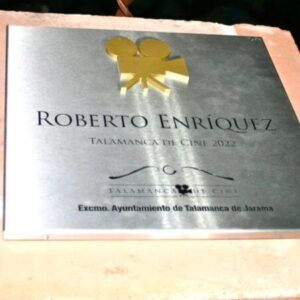 Roberto Enríquez Instagram - Placa y galardón #TalamancaDeCine a Roberto Enríquez.

📸: La Plaza