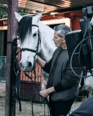 Roberto Enríquez Instagram - 🎬🐴 #cortometrajeTitán

📸: @gloriasalgadogispert