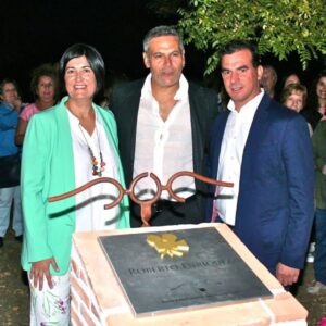 Roberto Enríquez Instagram - Placa y galardón #TalamancaDeCine a Roberto Enríquez.

📸: La Plaza
