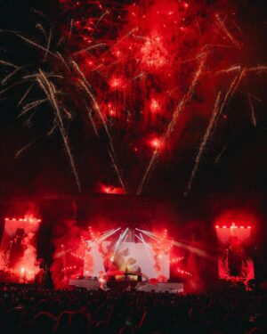 Robin Schulz Instagram - OSNABRÜCK 🇩🇪 it was a HUGE honour to play in my hometown. We also got to celebrate 1 billion streams for Sugar in style with @francescoyates performing the track live onstage with me - thank you all for an incredible night ❤️
