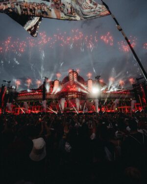 Robin Schulz Instagram - OMG PAROOKAVILLE !!! There’s so many of you 🤯🤯🤯

Thanks to everyone who came to see my main stage set and who partied at my @beatbitesbyrobinschulz pop-up 🥵 this place feels like home ❤️❤️❤️