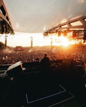 Robin Schulz Instagram - OMG PAROOKAVILLE !!! There’s so many of you 🤯🤯🤯

Thanks to everyone who came to see my main stage set and who partied at my @beatbitesbyrobinschulz pop-up 🥵 this place feels like home ❤️❤️❤️
