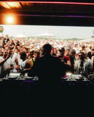 Robin Schulz Instagram - OMG PAROOKAVILLE !!! There’s so many of you 🤯🤯🤯

Thanks to everyone who came to see my main stage set and who partied at my @beatbitesbyrobinschulz pop-up 🥵 this place feels like home ❤️❤️❤️