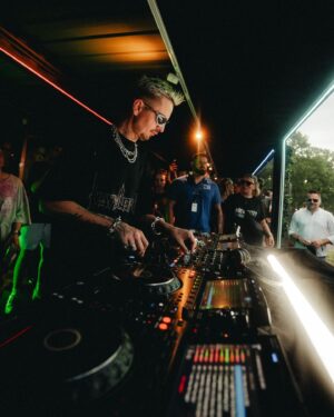 Robin Schulz Instagram - OMG PAROOKAVILLE !!! There’s so many of you 🤯🤯🤯

Thanks to everyone who came to see my main stage set and who partied at my @beatbitesbyrobinschulz pop-up 🥵 this place feels like home ❤️❤️❤️