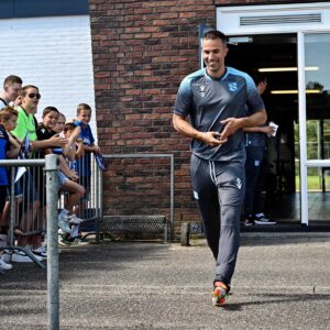 Robin van Persie Instagram - First session ✅

𝐓𝐢𝐠𝐞 𝐭𝐚𝐧𝐤 voor jullie warme welkom vandaag! 🔵⚪️